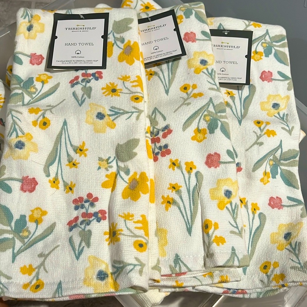 NWT Set of 3 Hand Towels